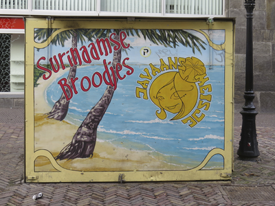 908350 Gezicht op de voorzijde van het beschilderde stalletje 'Javaans Meisje - Surinaamse Broodjes', op de ...